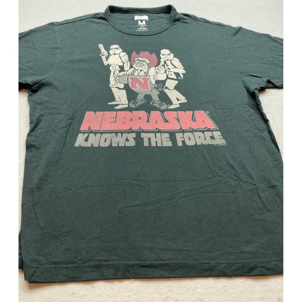 Tailgate Nebraska Knows The Force Star Wars Graphic T-Shirt M Charcoal Grey Mens